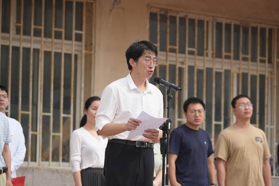 一群人站在建筑前描述已自动生成