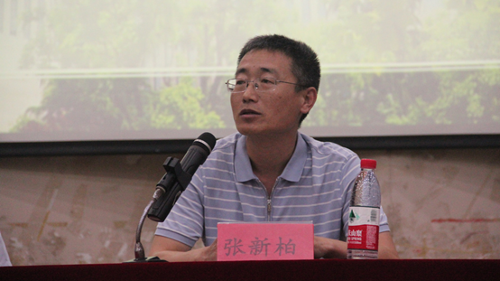 男人在电视前描述已自动生成